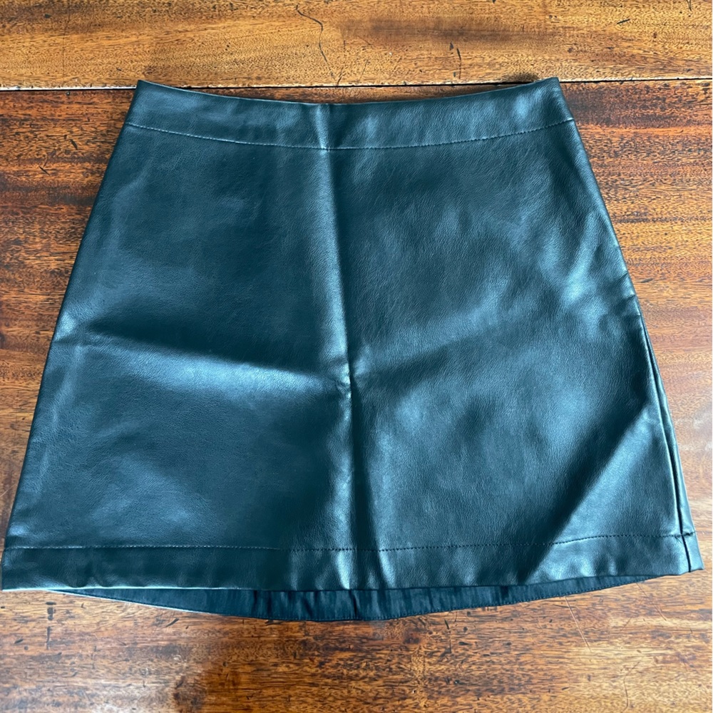 Black faux leather mini skirt - size 4 (new with tags!)